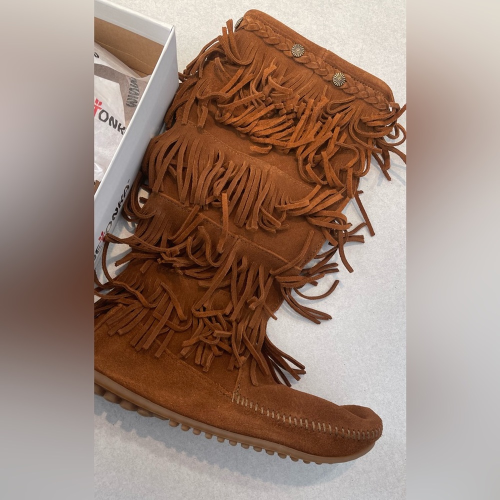 Minnetonka Women's Five-Layer Fringe Boots| Size 9 - Picture 4 of 9